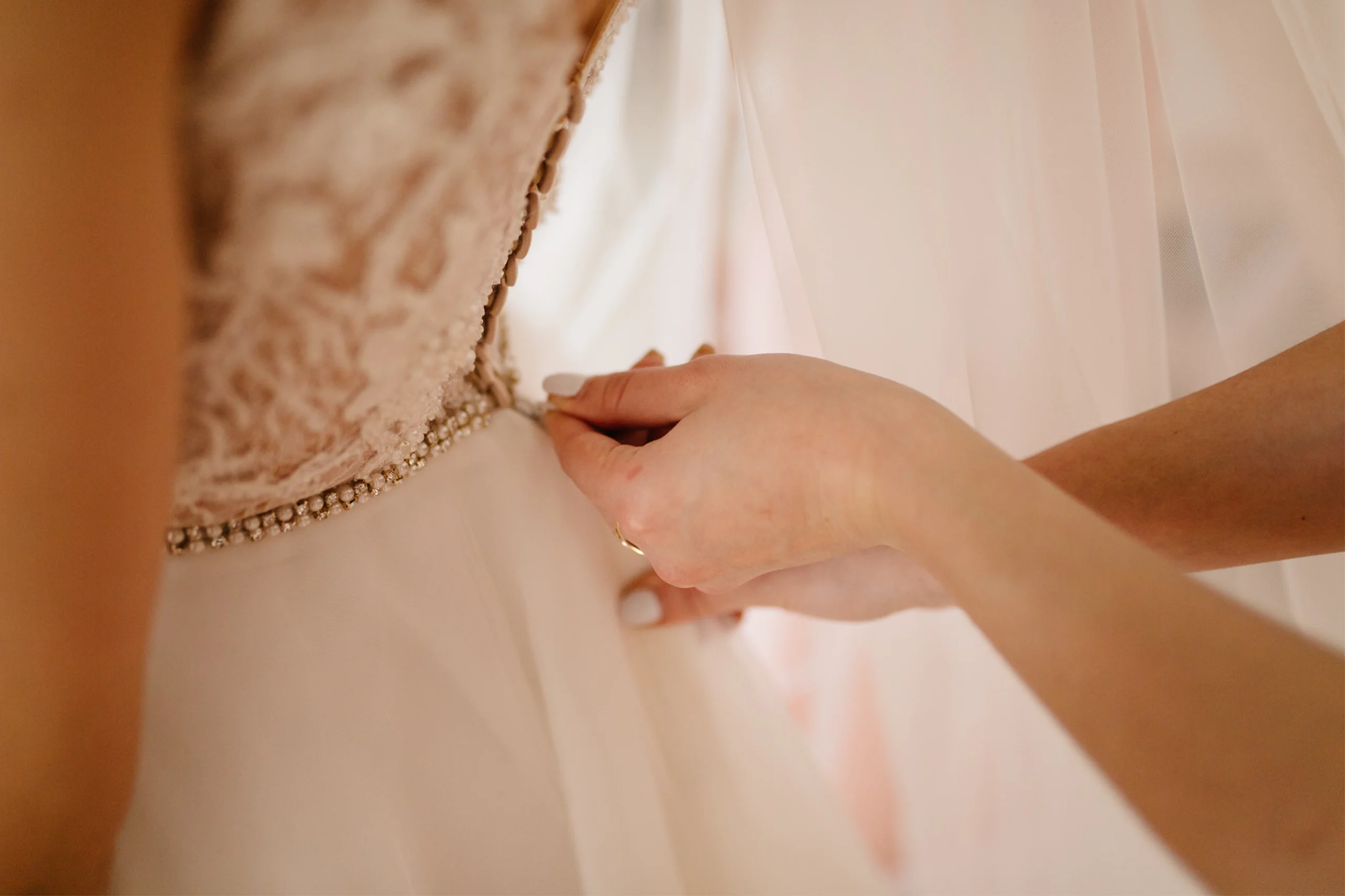 przymiarka sukni ślubnej